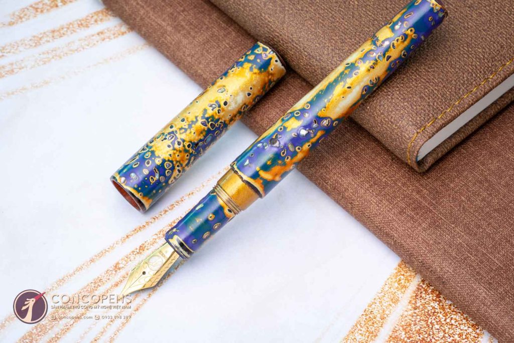 The production process of rattan lacquer pens is completely handmade by artisans