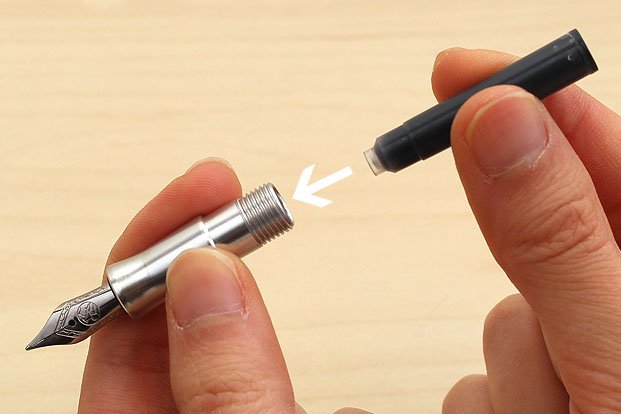 Instructions on how to install a fountain pen quickly, conveniently ...