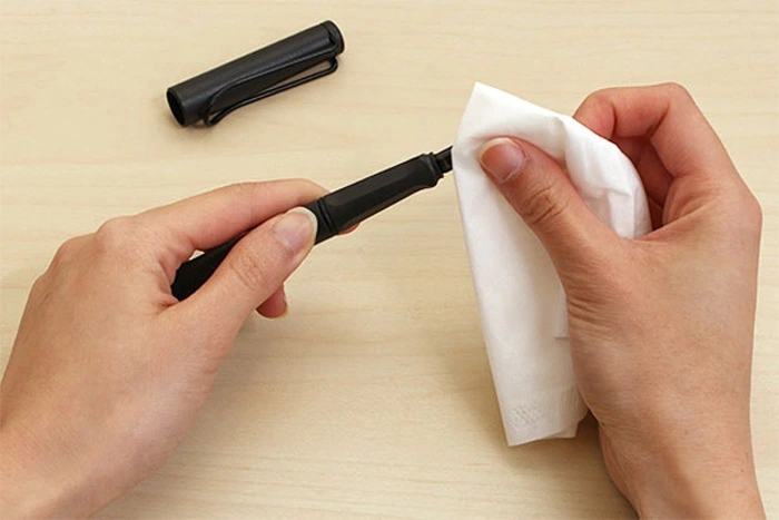 Cleaning pen nibs