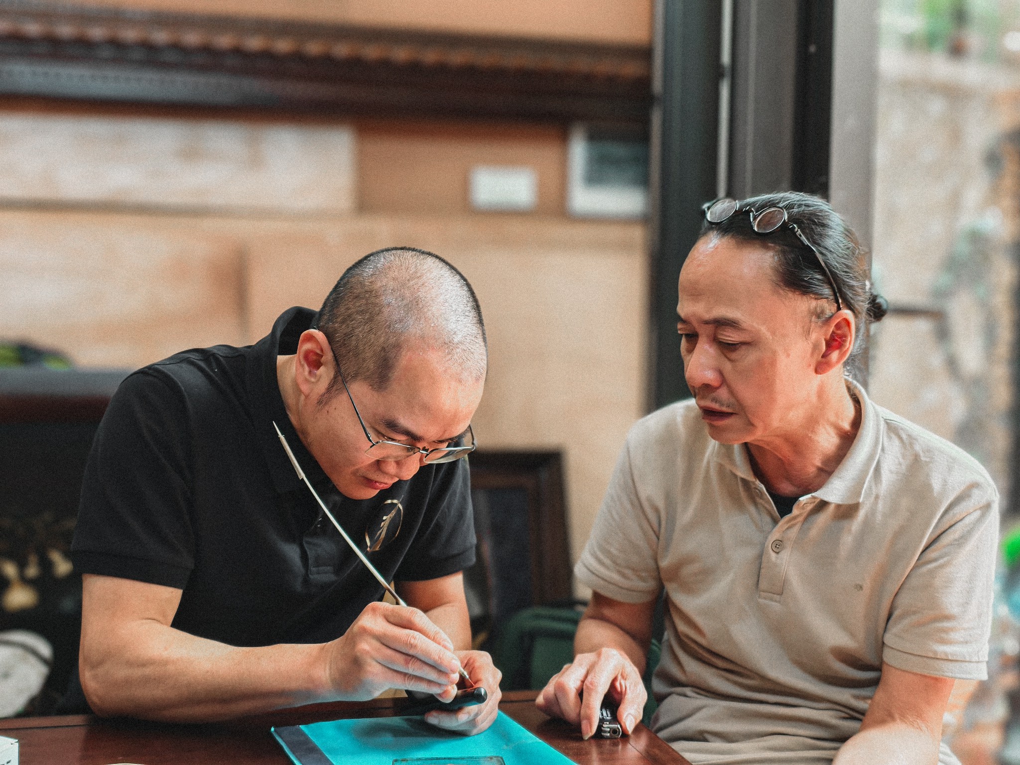 ConCoPens founder Nguyễn Công Luân and his mentor, Doãn Trí Trung, a master of traditional Vietnamese lacquer.