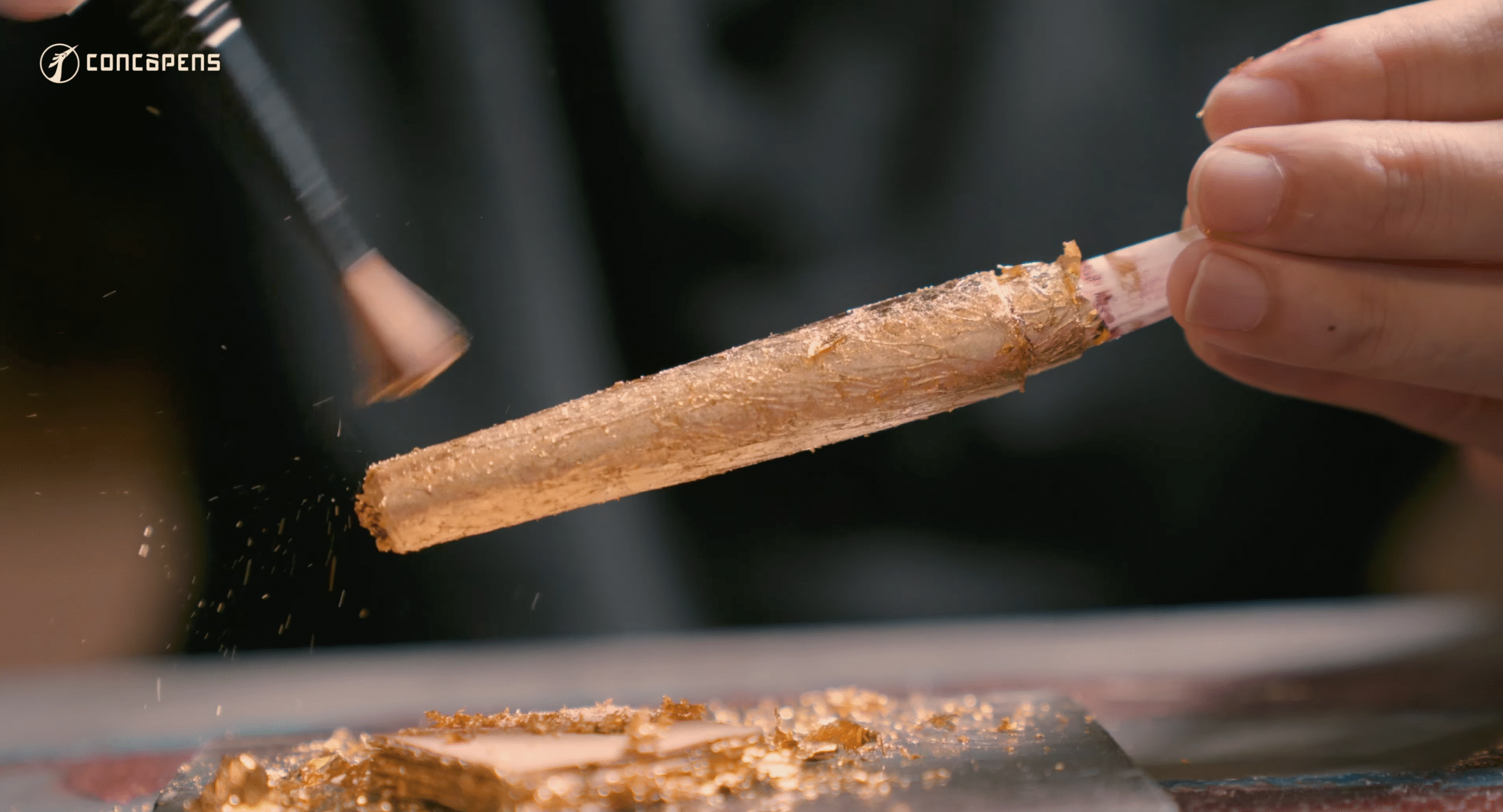 A fountain pen fully covered with 24k gold leaf, crafted by artisans from Kiêu Kỵ, the famous traditional gold-leaf village of Vietnam.