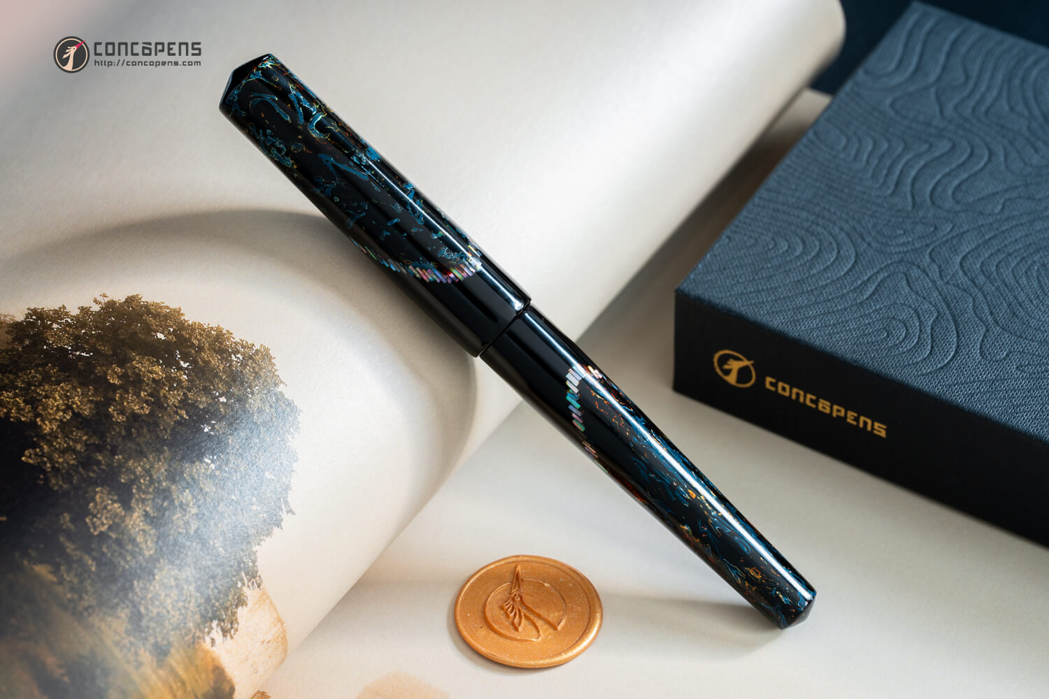 The deep black lacquer layer made from Tam Nong natural resin is elegantly adorned with shimmering pieces of mother-of-pearl and nacre.