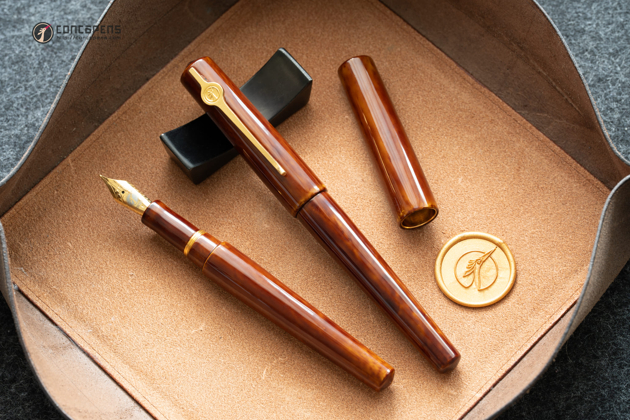 Handcrafted by CONCOPENS, "Mộc" Brown Vietnamese Lacquer Fountain Pen is offered in two elegant versions: with or without a clip giving you the freedom to choose a look and feel that complements your personal writing style.