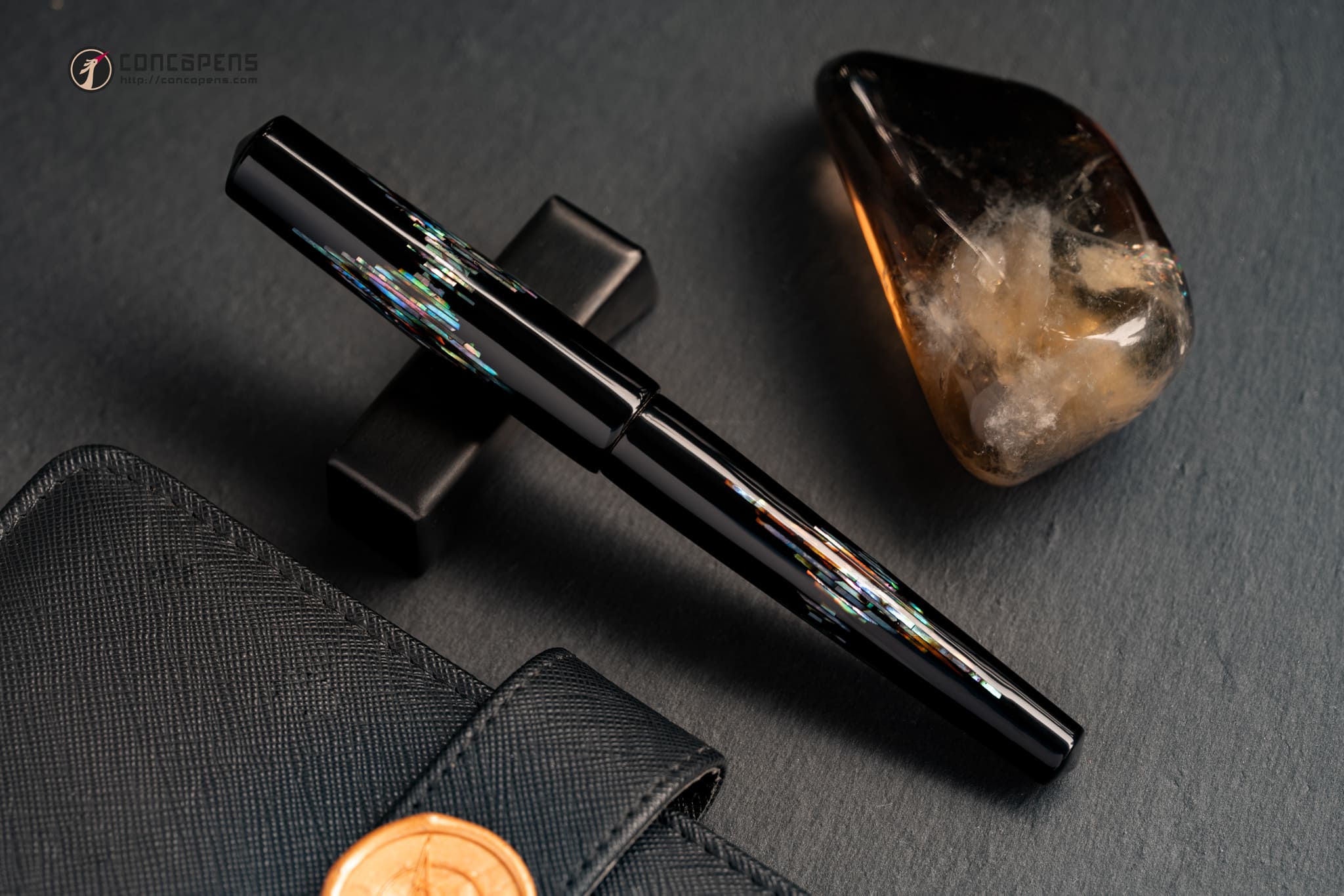 The deep black lacquer layer made from Tam Nong natural resin is elegantly adorned with shimmering pieces of mother-of-pearl and nacre.