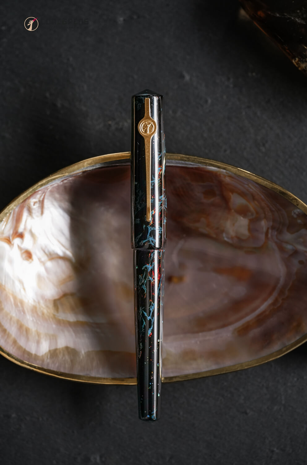 Handcrafted by CONCOPENS, Obsidia - Vietnamese Lacquer Fountain Pen is offered in two elegant versions: with or without a clip giving you the freedom to choose a look and feel that complements your personal writing style.