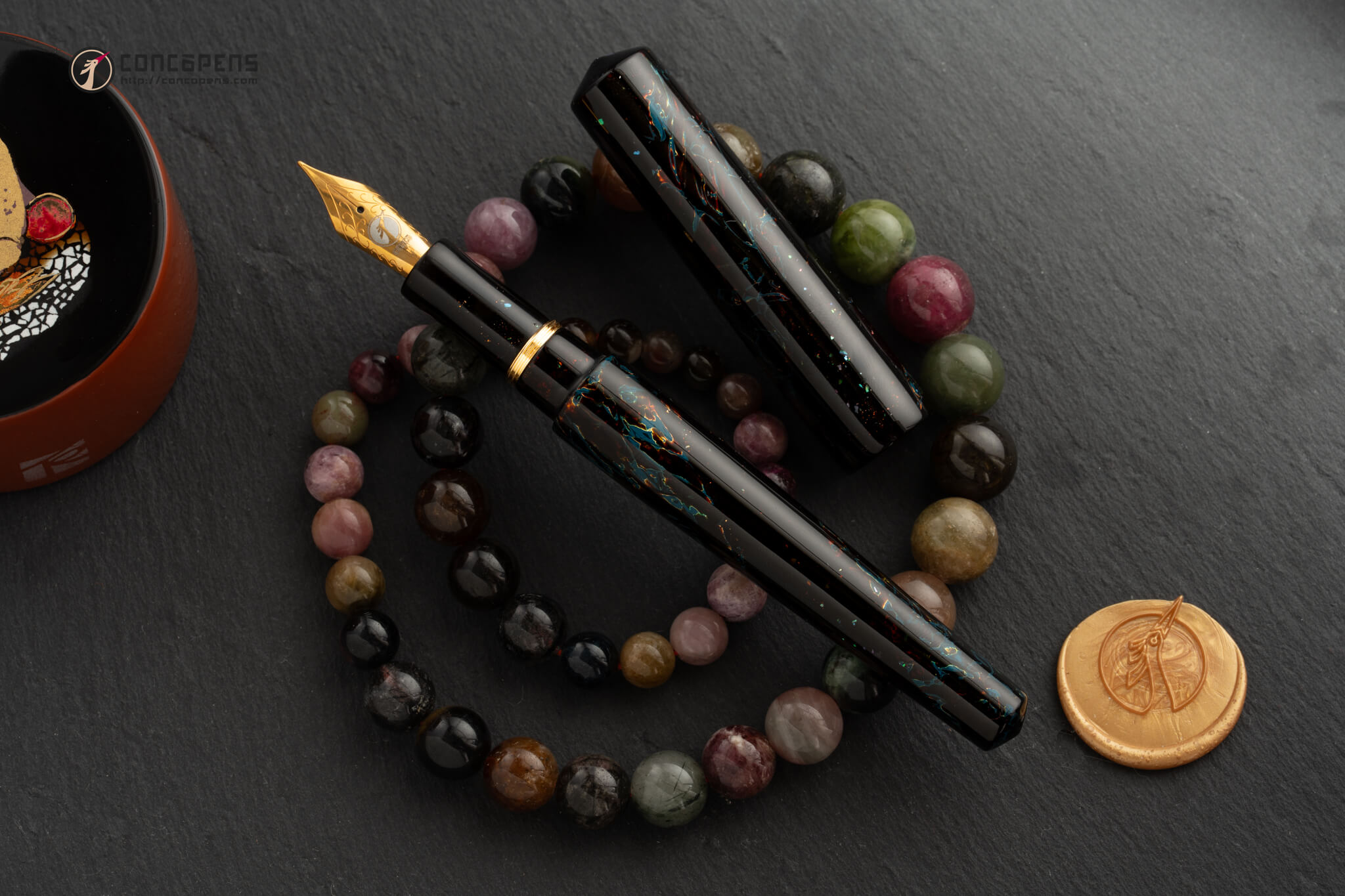 Handcrafted by CONCOPENS, Obsidia - Vietnamese Lacquer Fountain Pen is offered in two elegant versions: with or without a clip giving you the freedom to choose a look and feel that complements your personal writing style.