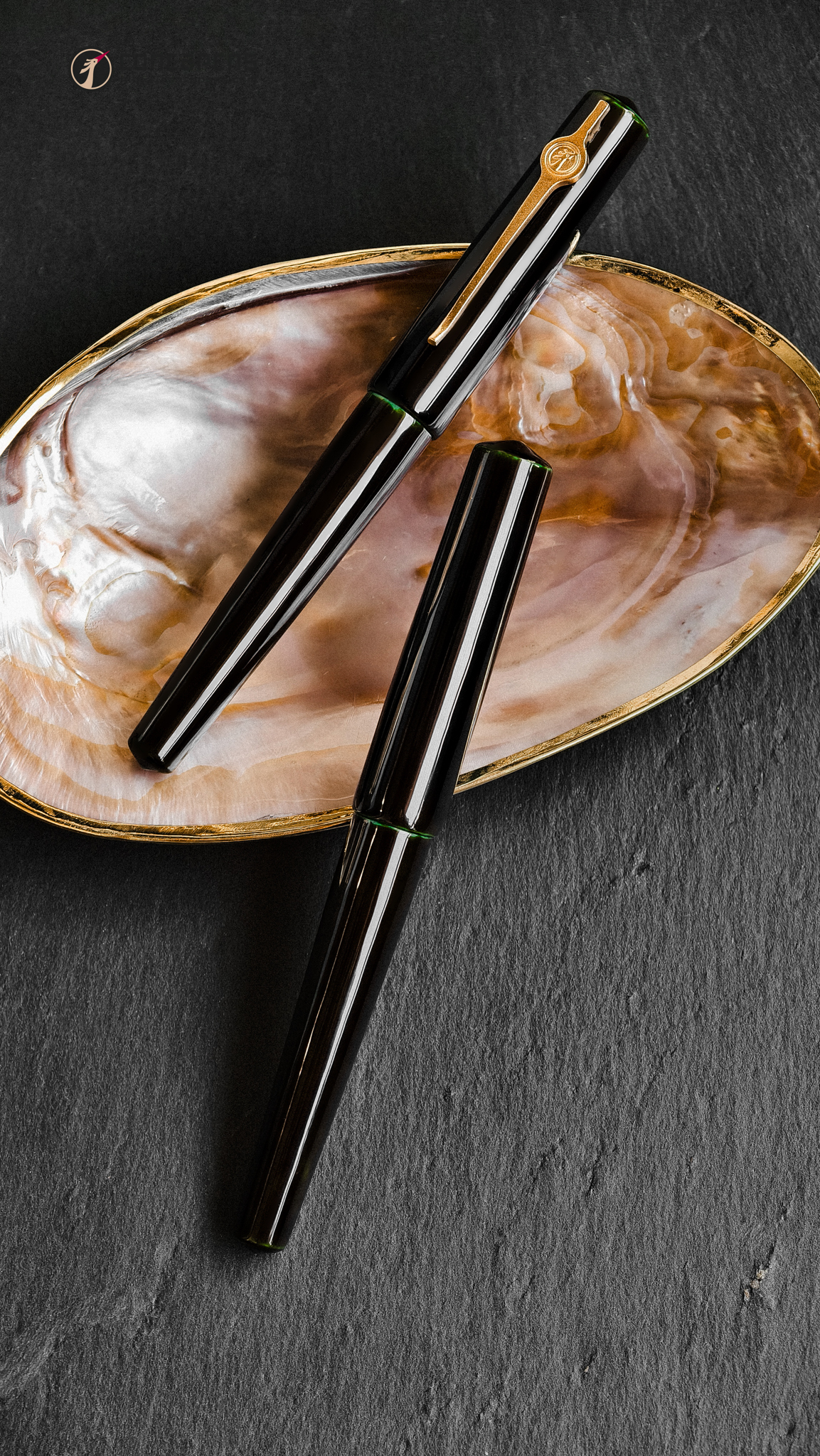 Handcrafted by CONCOPENS, "Mộc" Jade Line - Vietnamese Lacquer Fountain Pen is offered in two elegant versions: with or without a clip giving you the freedom to choose a look and feel that complements your personal writing style.