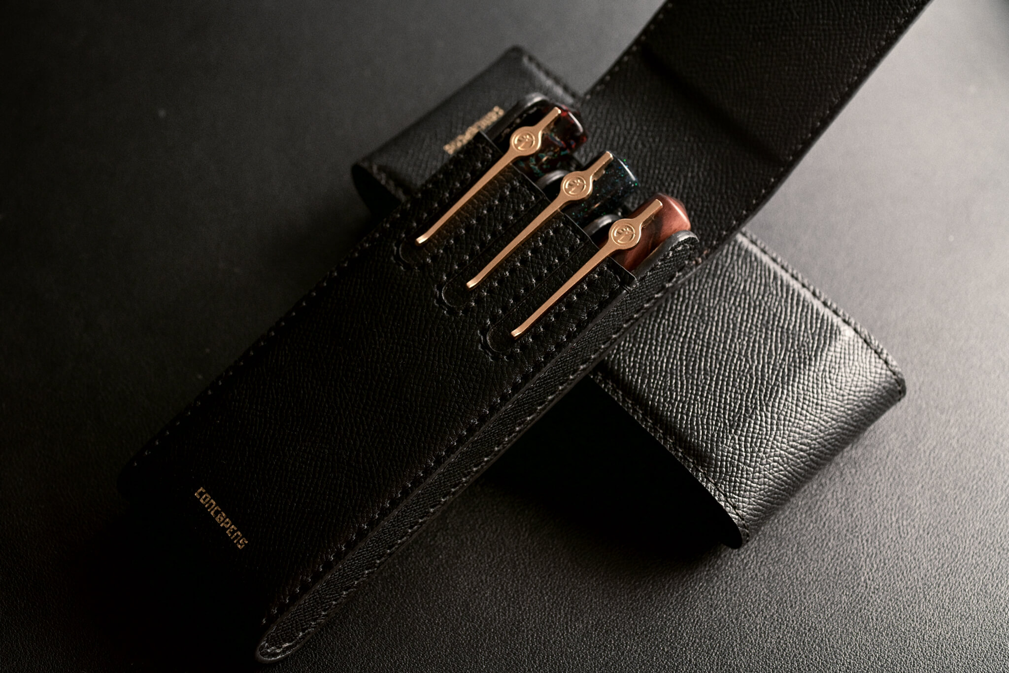 The CONCOPENS Legacy Trio – Handmade Epsom Leather 3 Pen Case is carefully crafted to securely accommodate three fountain pens. The removable pen tray slides out smoothly, allowing easy access to your pens while keeping them safely protected. Designed and handmade by skilled Vietnamese artisans, every stitch reflects meticulous attention to detail, exceptional craftsmanship, and a dedication to quality.
